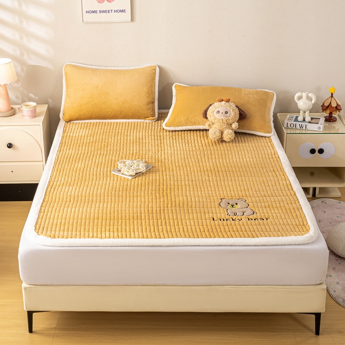 91家纺网 家纺一手货源 找家纺 梦初语 2025新款纯色牛奶绒贴布绣床垫褥冬季加绒加厚防滑学生宿舍 -直播爆款（面料17 维尼-咖