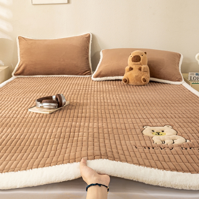 91家纺网 家纺一手货源 找家纺 梦初语 2025新款纯色牛奶绒贴布绣床垫褥冬季加绒加厚防滑学生宿舍 -直播爆款（面料17 维尼-棕