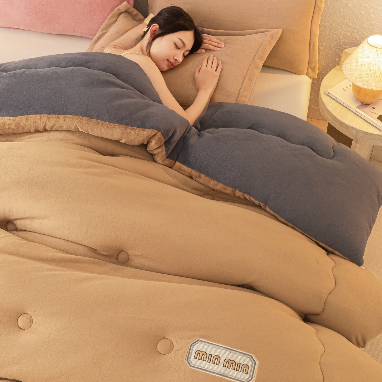 91家纺网 家纺一手货源 找家纺 （总）美澳家纺 2025新款牛奶绒刺绣加厚保暖纯色冬被 被子被芯（可定制尺寸）（跨境外贸）