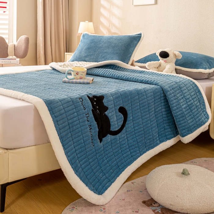 91家纺网 家纺一手货源 找家纺 梦初语 2025新款纯色牛奶绒贴布绣床垫褥冬季加绒加厚防滑学生宿舍 -直播爆款（面料17 猫咪-兰