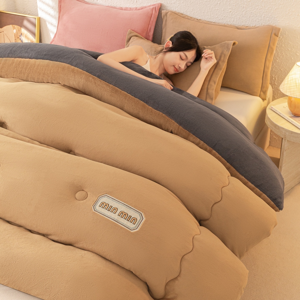 91家纺网 家纺一手货源 找家纺 （总）美澳家纺 2025新款牛奶绒刺绣加厚保暖纯色冬被 被子被芯（可定制尺寸）（跨境外贸）