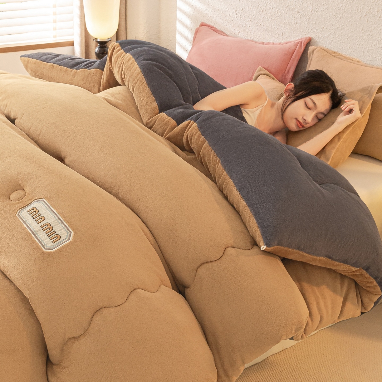 91家纺网 家纺一手货源 找家纺 （总）美澳家纺 2025新款牛奶绒刺绣加厚保暖纯色冬被 被子被芯（可定制尺寸）（跨境外贸）