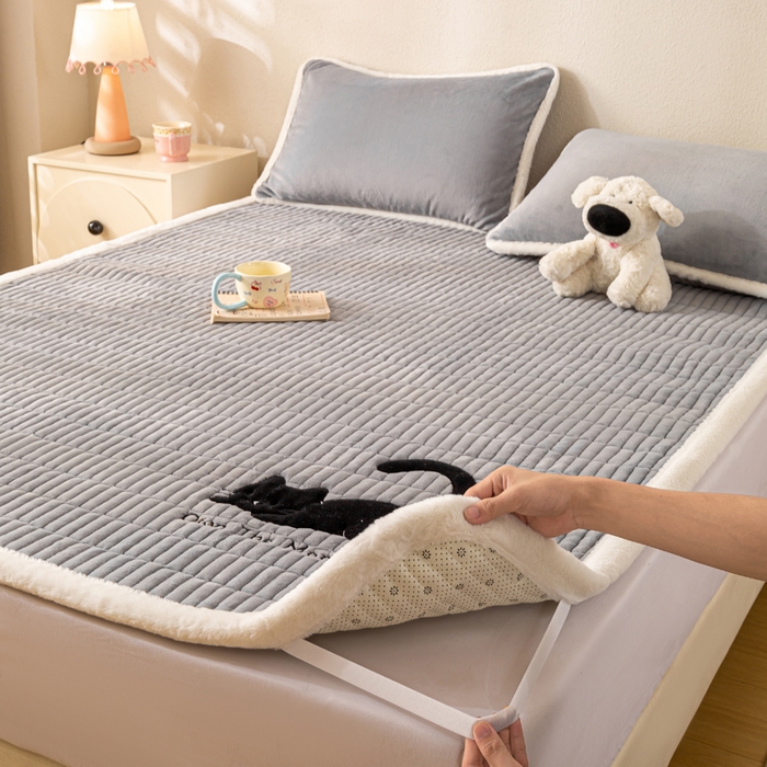 91家纺网 家纺一手货源 找家纺 梦初语 2025新款纯色牛奶绒贴布绣床垫褥冬季加绒加厚防滑学生宿舍 -直播爆款（面料17 猫咪-灰