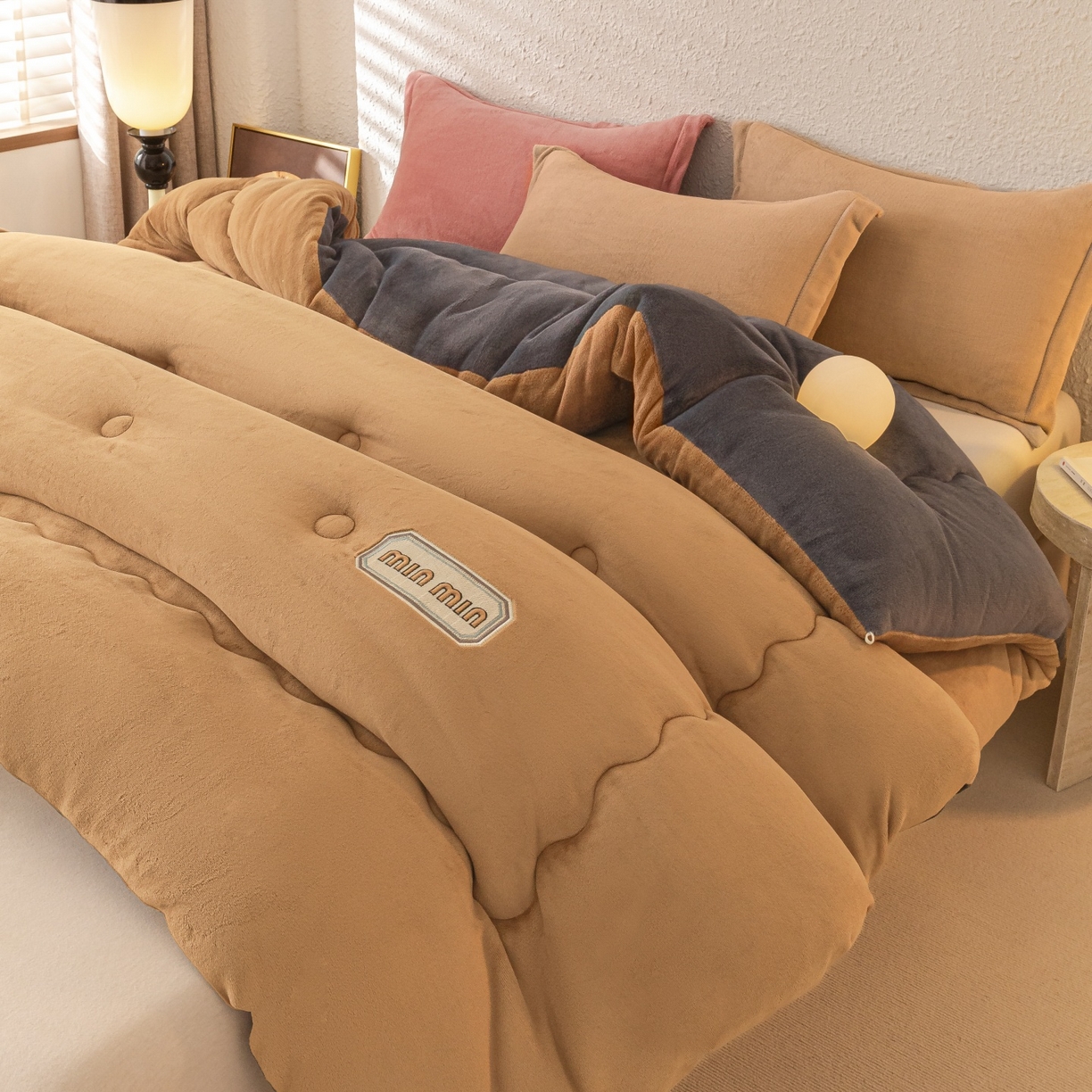 91家纺网 家纺一手货源 找家纺 （总）美澳家纺 2025新款牛奶绒刺绣加厚保暖纯色冬被 被子被芯（可定制尺寸）（跨境外贸）