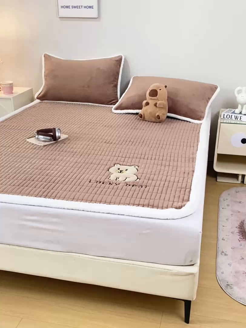 91家纺网 家纺一手货源 找家纺 梦初语 2025新款纯色牛奶绒贴布绣床垫褥冬季加绒加厚防滑学生宿舍 -直播爆款（面料17 维尼-棕