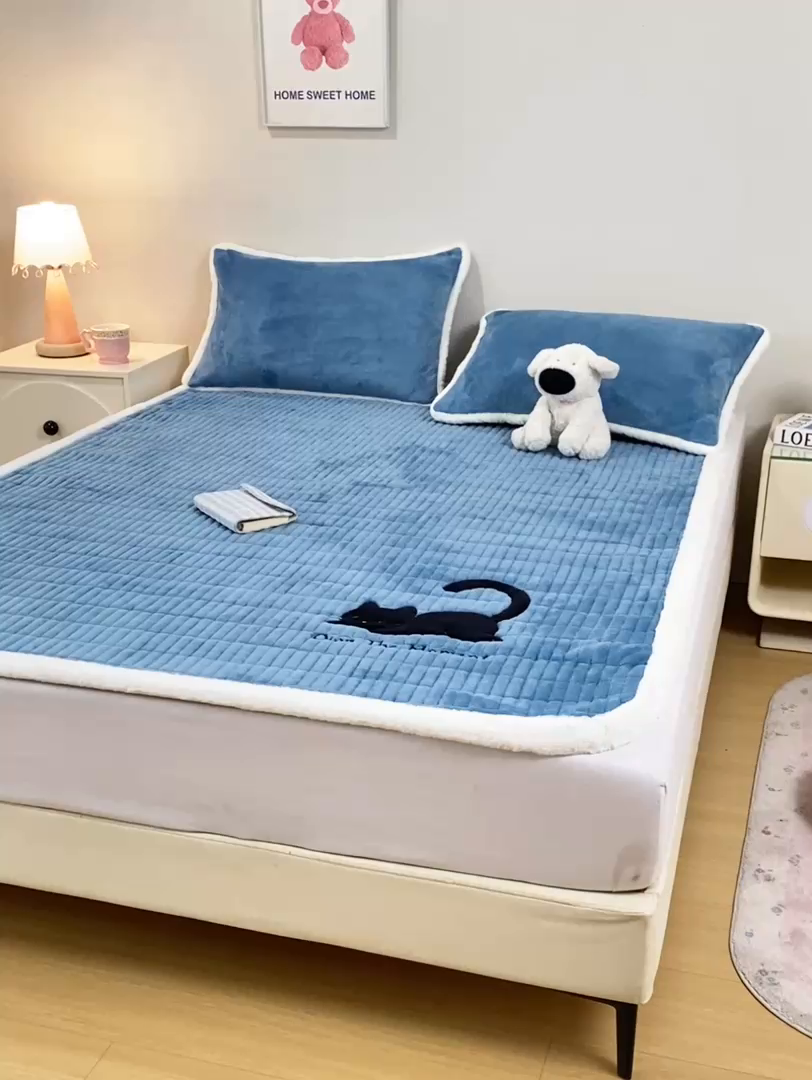 91家纺网 家纺一手货源 找家纺 梦初语 2025新款纯色牛奶绒贴布绣床垫褥冬季加绒加厚防滑学生宿舍 -直播爆款（面料17 猫咪-兰