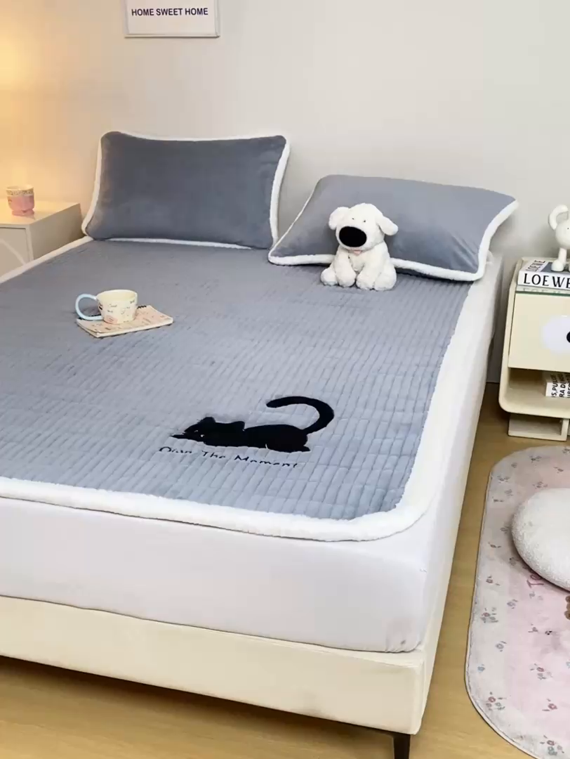 91家纺网 家纺一手货源 找家纺 梦初语 2025新款纯色牛奶绒贴布绣床垫褥冬季加绒加厚防滑学生宿舍 -直播爆款（面料17 猫咪-灰