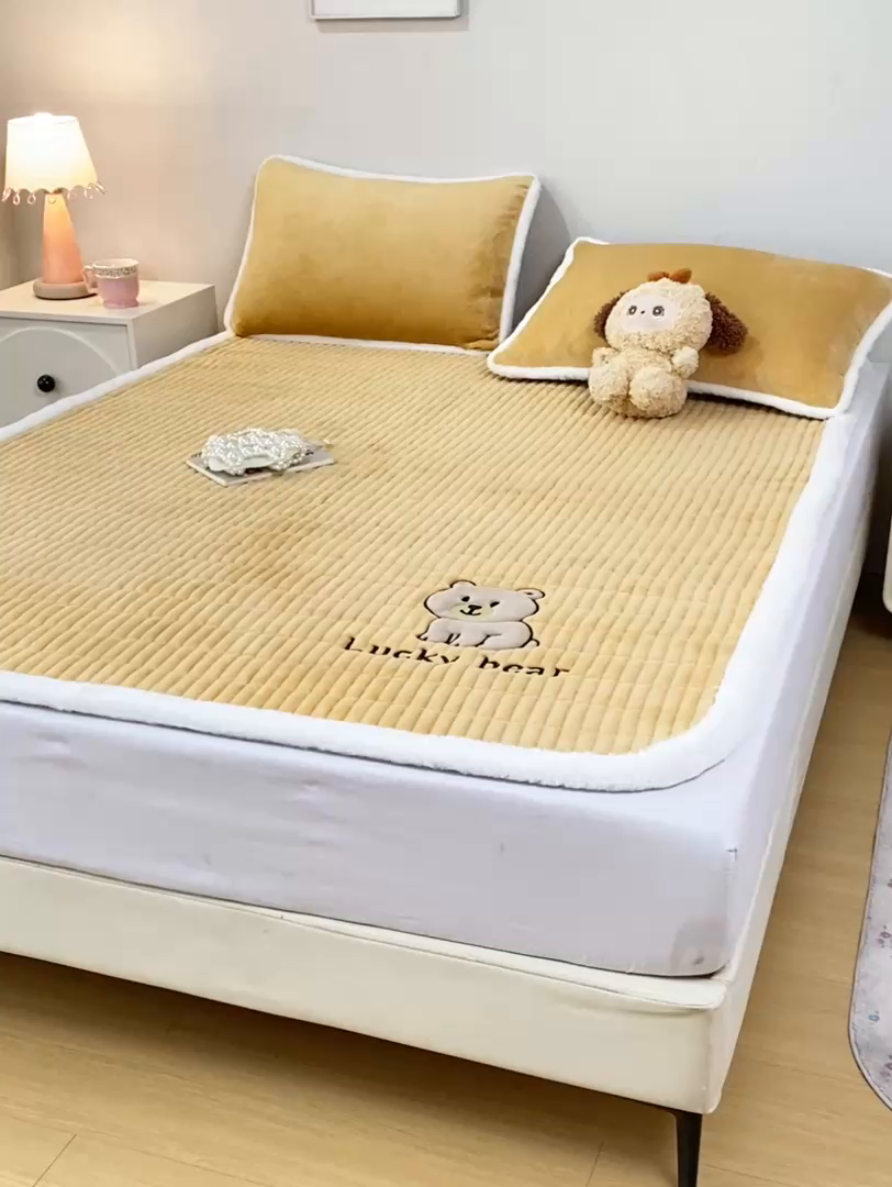 91家纺网 家纺一手货源 找家纺 （总）梦初语 2025新款纯色牛奶绒贴布绣床垫褥冬季加绒加厚防滑学生宿舍 -直播爆款（面料17