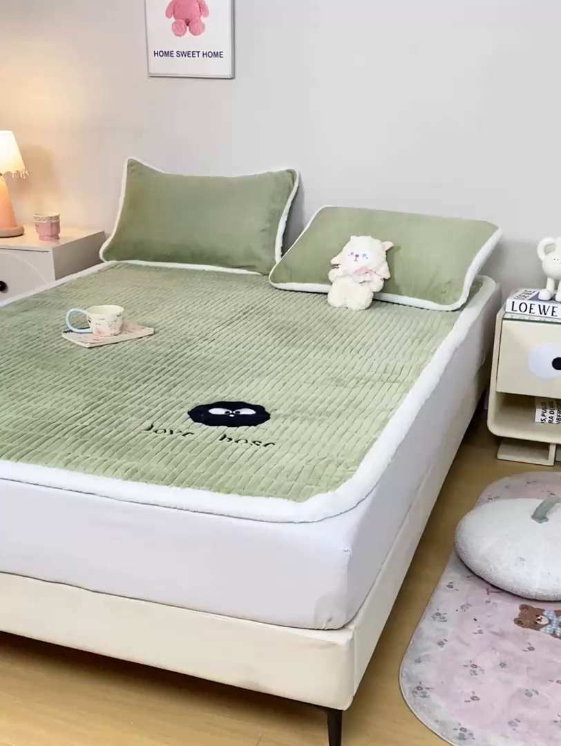 91家纺网 家纺一手货源 找家纺 梦初语 2025新款纯色牛奶绒贴布绣床垫褥冬季加绒加厚防滑学生宿舍 -直播爆款（面料17 小煤球-绿