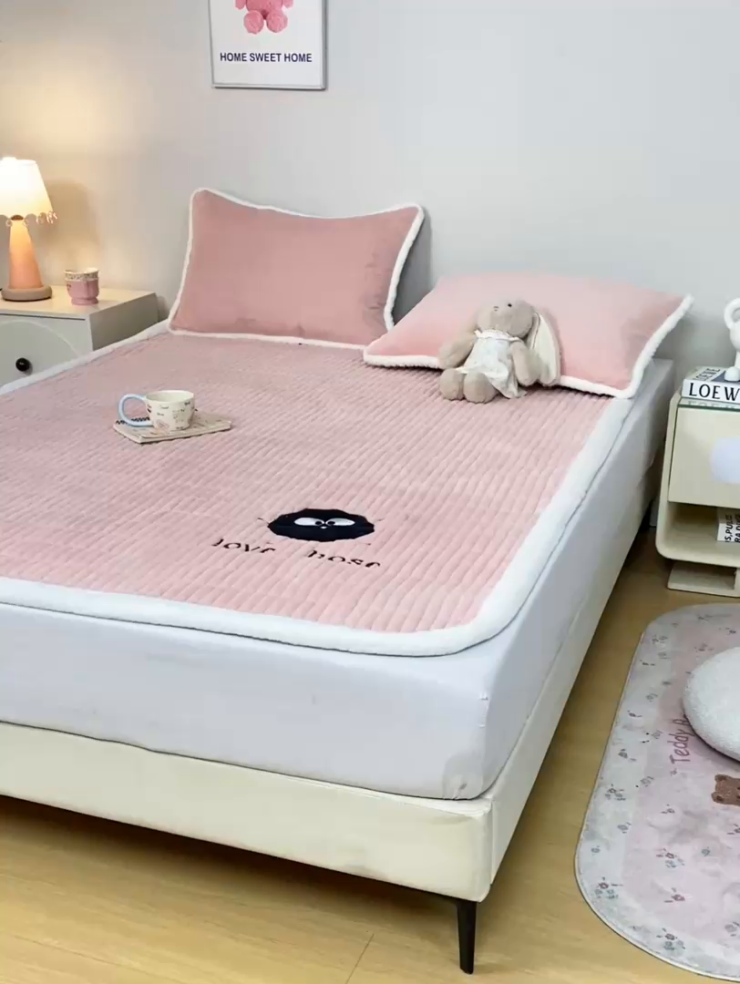 91家纺网 家纺一手货源 找家纺 梦初语 2025新款纯色牛奶绒贴布绣床垫褥冬季加绒加厚防滑学生宿舍 -直播爆款（面料17 小煤球-玉