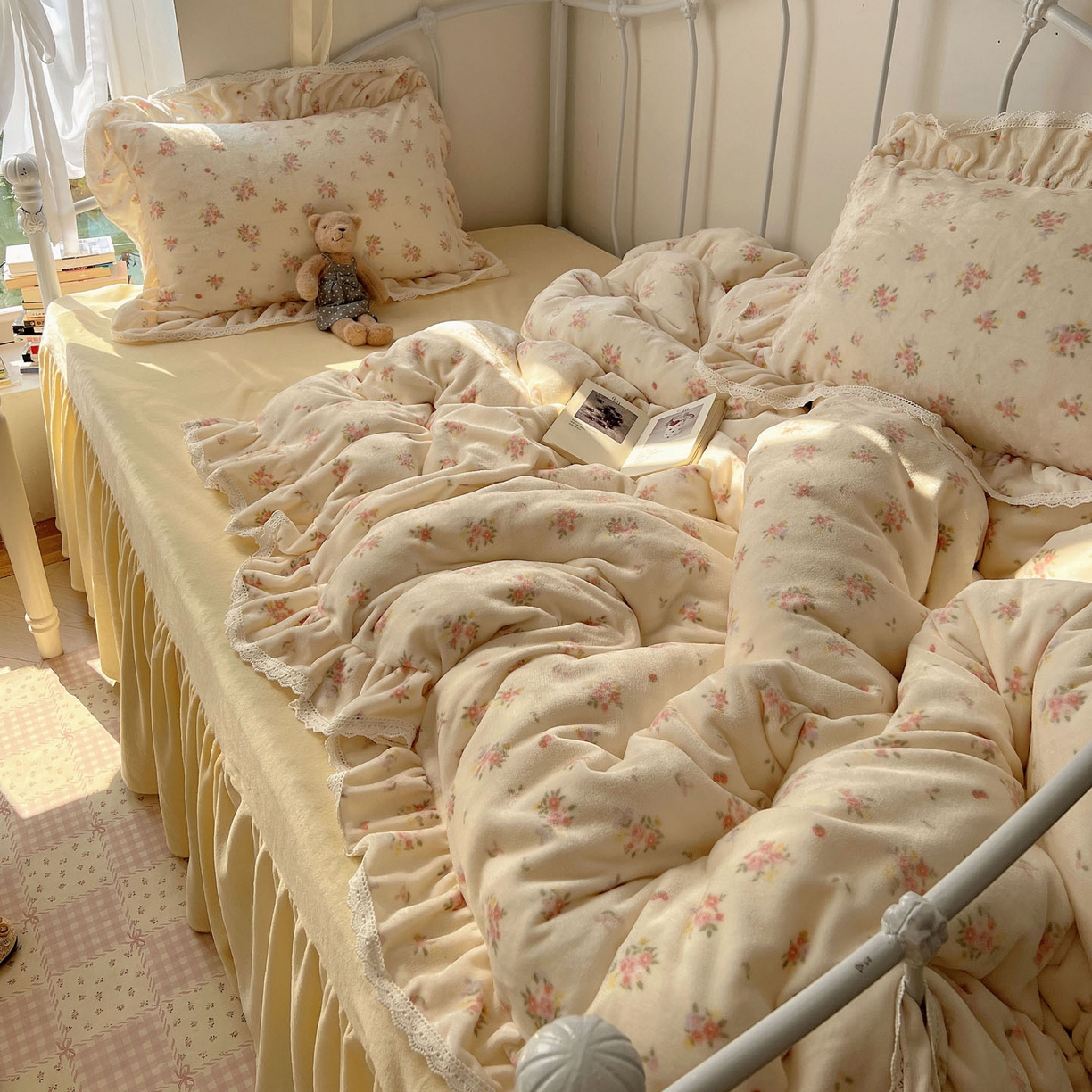 91家纺网 家纺一手货源 找家纺 轻奢坊 2025新款牛奶绒韩系小碎花花边款-暖香春野 暖香春野-米