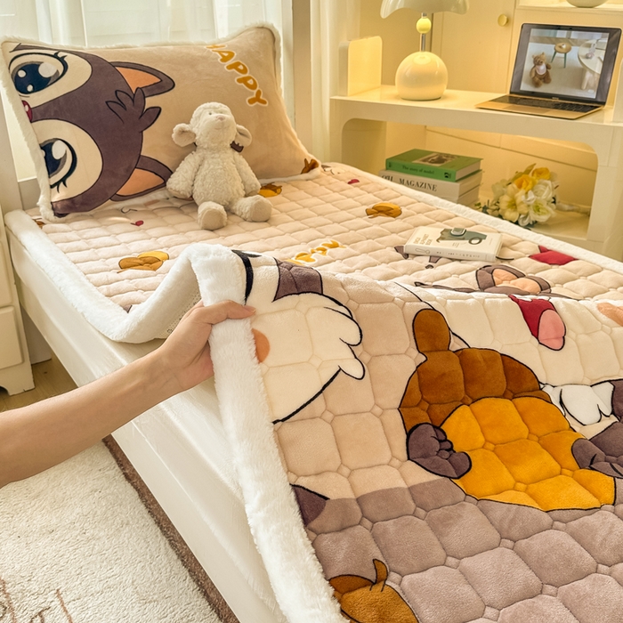 91家纺网 家纺一手货源 找家纺 （总）梦初语 2025新款牛奶绒印花夹棉加厚款床护垫褥子学生宿舍-直播爆款（面料180克-夹棉200克-底布80克防滑滴塑布）