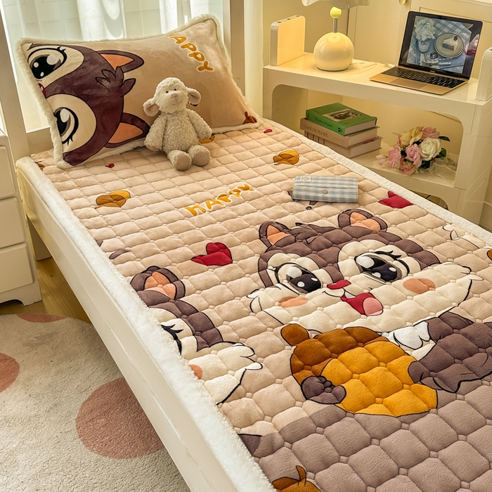 91家纺网 家纺一手货源 找家纺 （总）梦初语 2025新款牛奶绒印花夹棉加厚款床护垫褥子学生宿舍-直播爆款（面料180克-夹棉200克-底布80克防滑滴塑布）