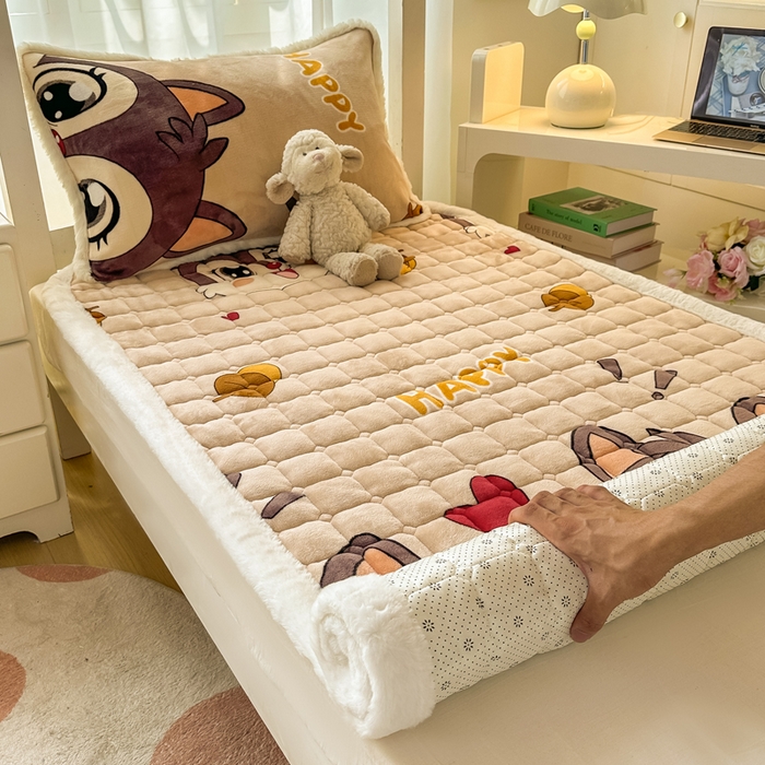 91家纺网 家纺一手货源 找家纺 （总）梦初语 2025新款牛奶绒印花夹棉加厚款床护垫褥子学生宿舍-直播爆款（面料180克-夹棉200克-底布80克防滑滴塑布）