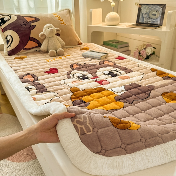 91家纺网 家纺一手货源 找家纺 （总）梦初语 2025新款牛奶绒印花夹棉加厚款床护垫褥子学生宿舍-直播爆款（面料180克-夹棉200克-底布80克防滑滴塑布）