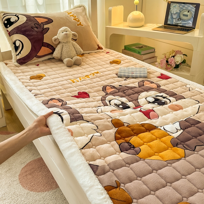 91家纺网 家纺一手货源 找家纺 （总）梦初语 2025新款牛奶绒印花夹棉加厚款床护垫褥子学生宿舍-直播爆款（面料180克-夹棉200克-底布80克防滑滴塑布）