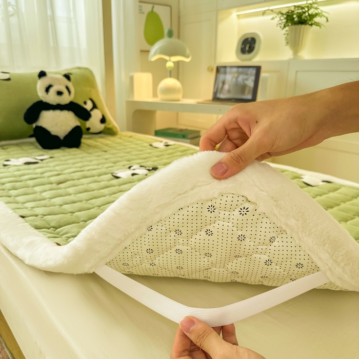 91家纺网 家纺一手货源 找家纺 梦初语 2025新款牛奶绒印花夹棉加厚款床护垫褥子学生宿舍-直播爆款（面料180克-夹棉200克-底布80克防滑滴塑布） 熊猫乐园