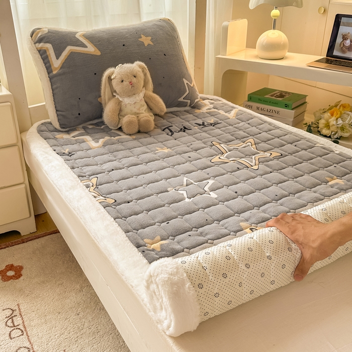 91家纺网 家纺一手货源 找家纺 梦初语 2025新款牛奶绒印花夹棉加厚款床护垫褥子学生宿舍-直播爆款（面料180克-夹棉200克-底布80克防滑滴塑布） 繁星