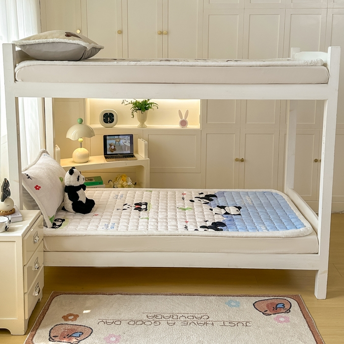 91家纺网 家纺一手货源 找家纺 梦初语 2025新款牛奶绒印花夹棉加厚款床护垫褥子学生宿舍-直播爆款（面料180克-夹棉200克-底布80克防滑滴塑布） 快乐Panda