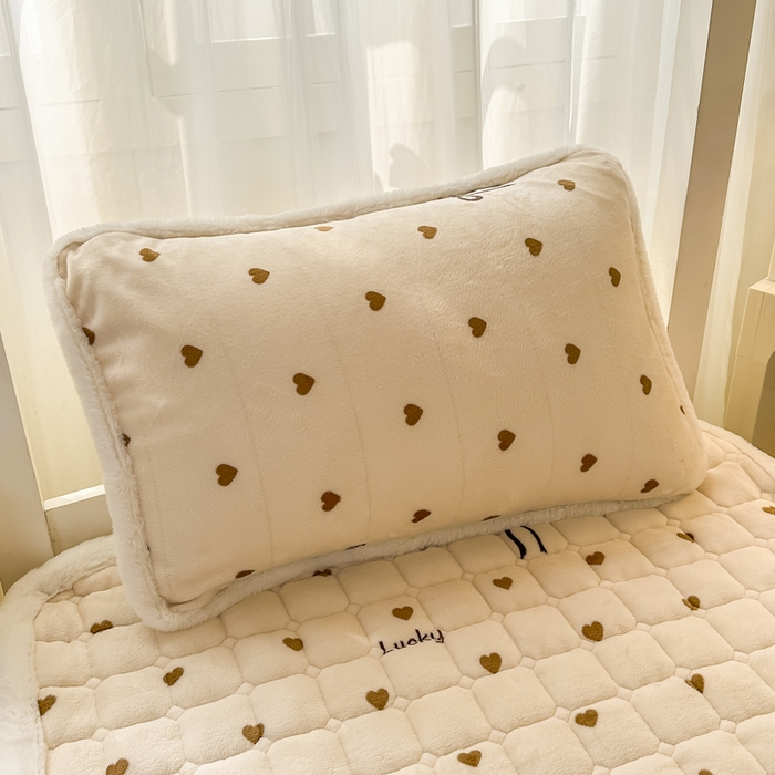 91家纺网 家纺一手货源 找家纺 梦初语 2025新款牛奶绒印花夹棉加厚款床护垫褥子学生宿舍-直播爆款（面料180克-夹棉200克-底布80克防滑滴塑布） 奶油爱心