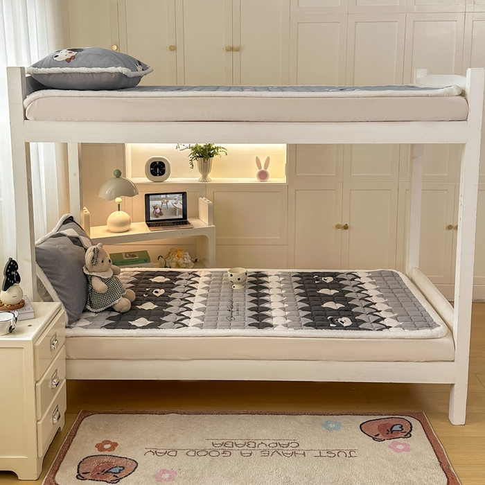 91家纺网 家纺一手货源 找家纺 梦初语 2025新款牛奶绒印花夹棉加厚款床护垫褥子学生宿舍-直播爆款（面料180克-夹棉200克-底布80克防滑滴塑布） 优雅格调