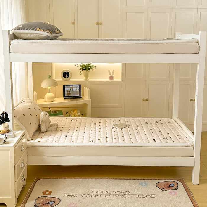 91家纺网 家纺一手货源 找家纺 梦初语 2025新款牛奶绒印花夹棉加厚款床护垫褥子学生宿舍-直播爆款（面料180克-夹棉200克-底布80克防滑滴塑布） 奶油爱心