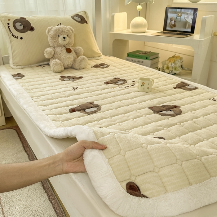 91家纺网 家纺一手货源 找家纺 梦初语 2025新款牛奶绒印花夹棉加厚款床护垫褥子学生宿舍-直播爆款（面料180克-夹棉200克-底布80克防滑滴塑布） 唯美小熊