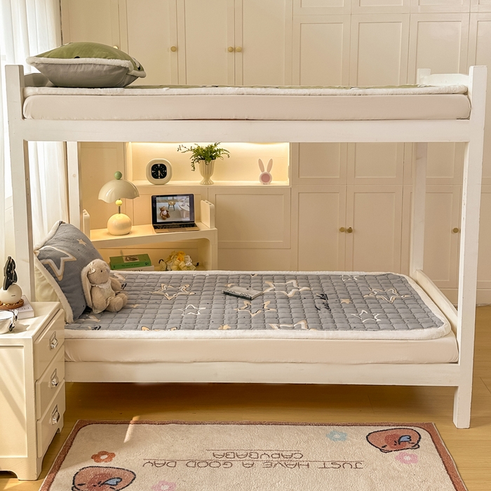 91家纺网 家纺一手货源 找家纺 梦初语 2025新款牛奶绒印花夹棉加厚款床护垫褥子学生宿舍-直播爆款（面料180克-夹棉200克-底布80克防滑滴塑布） 繁星