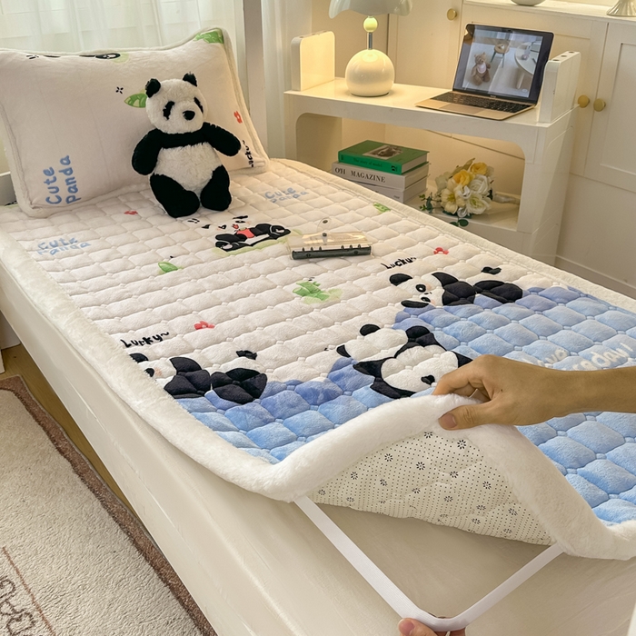 91家纺网 家纺一手货源 找家纺 梦初语 2025新款牛奶绒印花夹棉加厚款床护垫褥子学生宿舍-直播爆款（面料180克-夹棉200克-底布80克防滑滴塑布） 快乐Panda