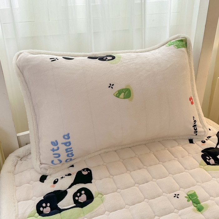 91家纺网 家纺一手货源 找家纺 梦初语 2025新款牛奶绒印花夹棉加厚款床护垫褥子学生宿舍-直播爆款（面料180克-夹棉200克-底布80克防滑滴塑布） 快乐Panda
