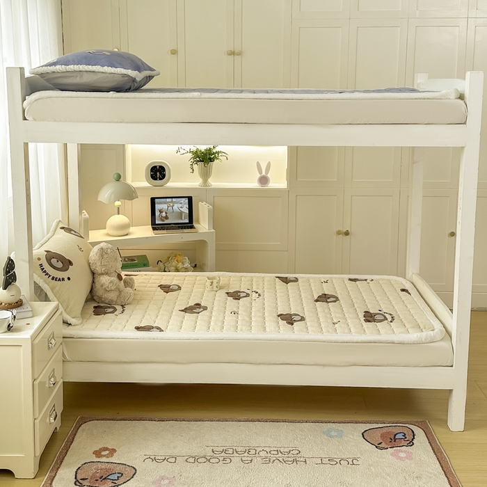 91家纺网 家纺一手货源 找家纺 梦初语 2025新款牛奶绒印花夹棉加厚款床护垫褥子学生宿舍-直播爆款（面料180克-夹棉200克-底布80克防滑滴塑布） 唯美小熊