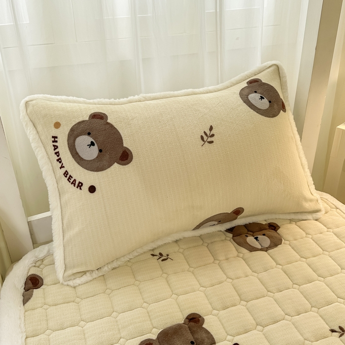 91家纺网 家纺一手货源 找家纺 梦初语 2025新款牛奶绒印花夹棉加厚款床护垫褥子学生宿舍-直播爆款（面料180克-夹棉200克-底布80克防滑滴塑布） 唯美小熊