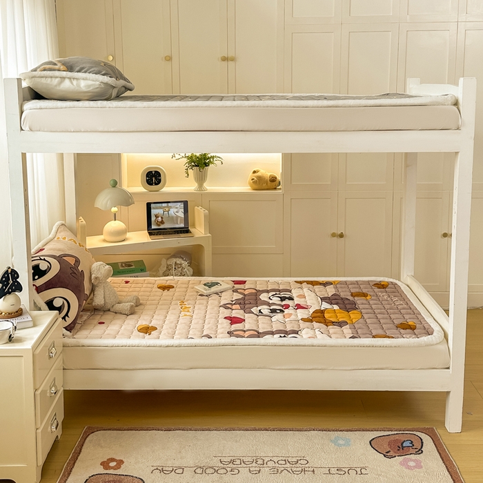 91家纺网 家纺一手货源 找家纺 梦初语 2025新款牛奶绒印花夹棉加厚款床护垫褥子学生宿舍-直播爆款（面料180克-夹棉200克-底布80克防滑滴塑布） 顽皮鼠