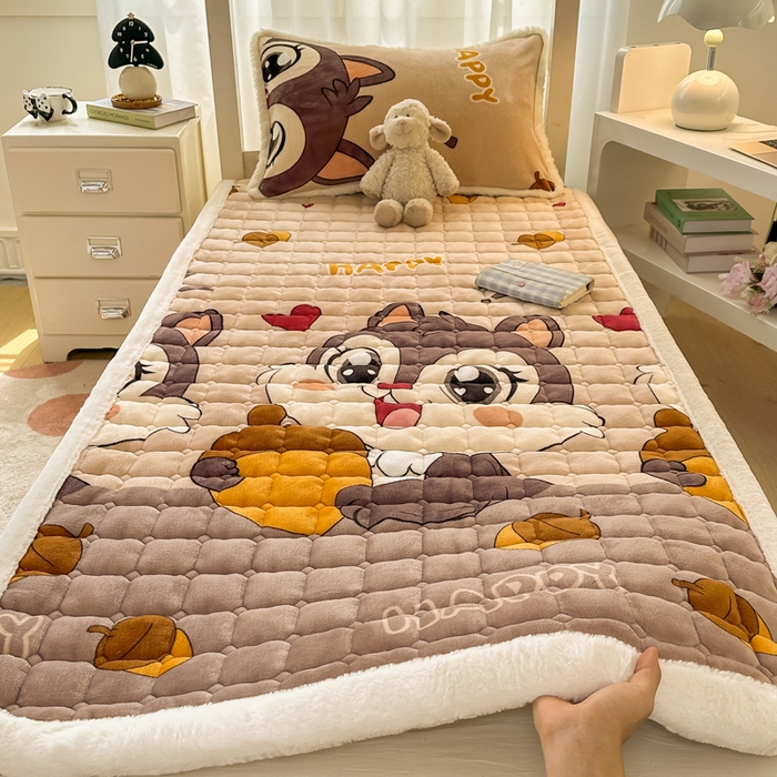 91家纺网 家纺一手货源 找家纺 梦初语 2025新款牛奶绒印花夹棉加厚款床护垫褥子学生宿舍-直播爆款（面料180克-夹棉200克-底布80克防滑滴塑布） 顽皮鼠