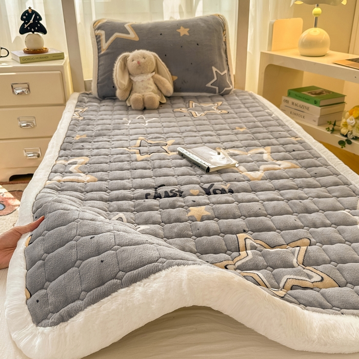 91家纺网 家纺一手货源 找家纺 梦初语 2025新款牛奶绒印花夹棉加厚款床护垫褥子学生宿舍-直播爆款（面料180克-夹棉200克-底布80克防滑滴塑布） 繁星