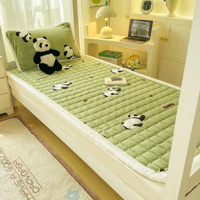 91家纺网 家纺一手货源 找家纺 梦初语 2025新款牛奶绒印花夹棉加厚款床护垫褥子学生宿舍-直播爆款（面料180克-夹棉200克-底布80克防滑滴塑布） 熊猫乐园
