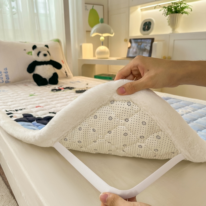 91家纺网 家纺一手货源 找家纺 梦初语 2025新款牛奶绒印花夹棉加厚款床护垫褥子学生宿舍-直播爆款（面料180克-夹棉200克-底布80克防滑滴塑布） 快乐Panda