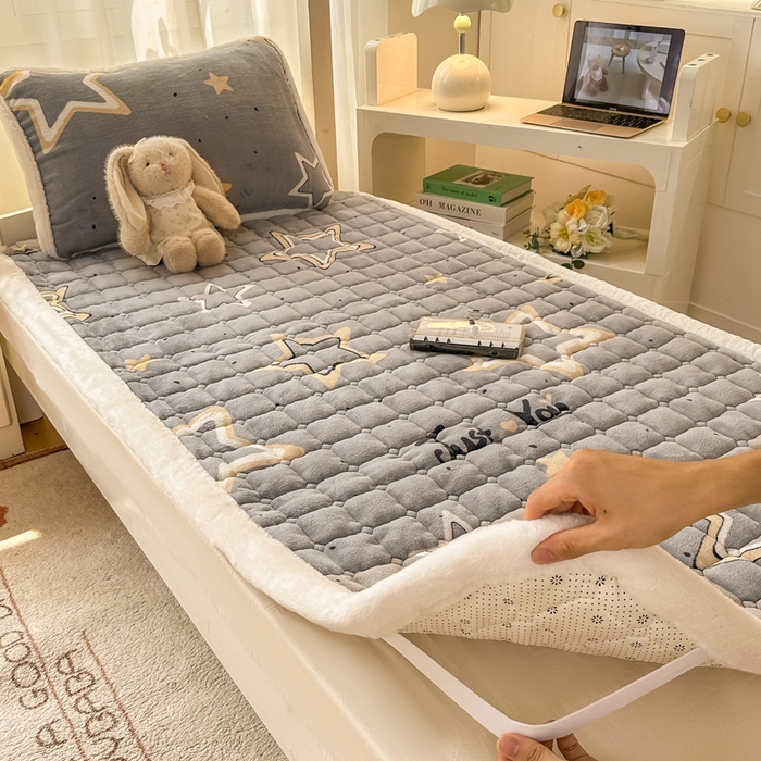 91家纺网 家纺一手货源 找家纺 梦初语 2025新款牛奶绒印花夹棉加厚款床护垫褥子学生宿舍-直播爆款（面料180克-夹棉200克-底布80克防滑滴塑布） 繁星