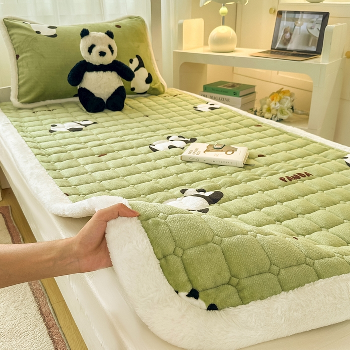 91家纺网 家纺一手货源 找家纺 梦初语 2025新款牛奶绒印花夹棉加厚款床护垫褥子学生宿舍-直播爆款（面料180克-夹棉200克-底布80克防滑滴塑布） 熊猫乐园