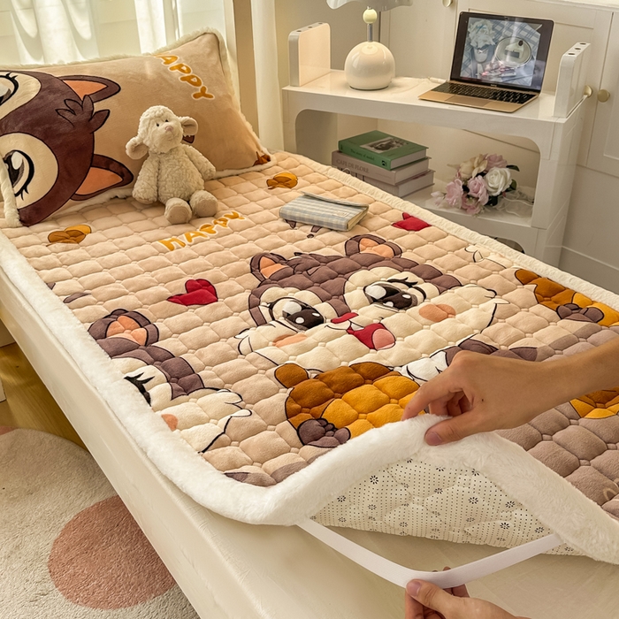 91家纺网 家纺一手货源 找家纺 梦初语 2025新款牛奶绒印花夹棉加厚款床护垫褥子学生宿舍-直播爆款（面料180克-夹棉200克-底布80克防滑滴塑布） 顽皮鼠