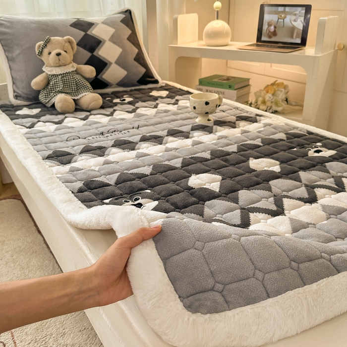 91家纺网 家纺一手货源 找家纺 梦初语 2025新款牛奶绒印花夹棉加厚款床护垫褥子学生宿舍-直播爆款（面料180克-夹棉200克-底布80克防滑滴塑布） 优雅格调