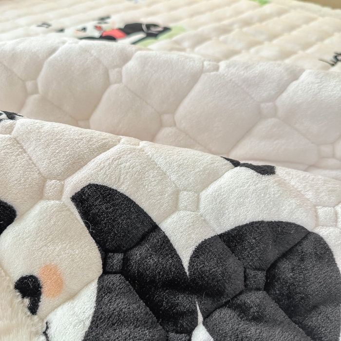 91家纺网 家纺一手货源 找家纺 梦初语 2025新款牛奶绒印花夹棉加厚款床护垫褥子学生宿舍-直播爆款（面料180克-夹棉200克-底布80克防滑滴塑布） 快乐Panda