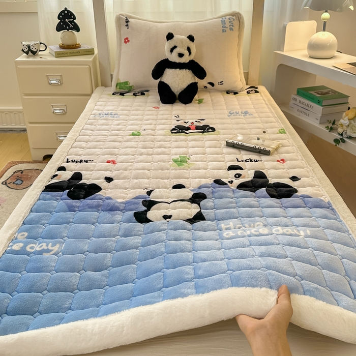 91家纺网 家纺一手货源 找家纺 梦初语 2025新款牛奶绒印花夹棉加厚款床护垫褥子学生宿舍-直播爆款（面料180克-夹棉200克-底布80克防滑滴塑布） 快乐Panda