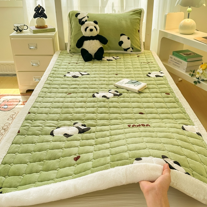 91家纺网 家纺一手货源 找家纺 梦初语 2025新款牛奶绒印花夹棉加厚款床护垫褥子学生宿舍-直播爆款（面料180克-夹棉200克-底布80克防滑滴塑布） 熊猫乐园