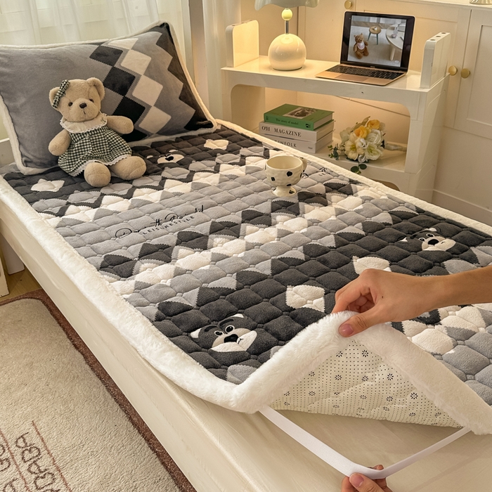 91家纺网 家纺一手货源 找家纺 梦初语 2025新款牛奶绒印花夹棉加厚款床护垫褥子学生宿舍-直播爆款（面料180克-夹棉200克-底布80克防滑滴塑布） 优雅格调