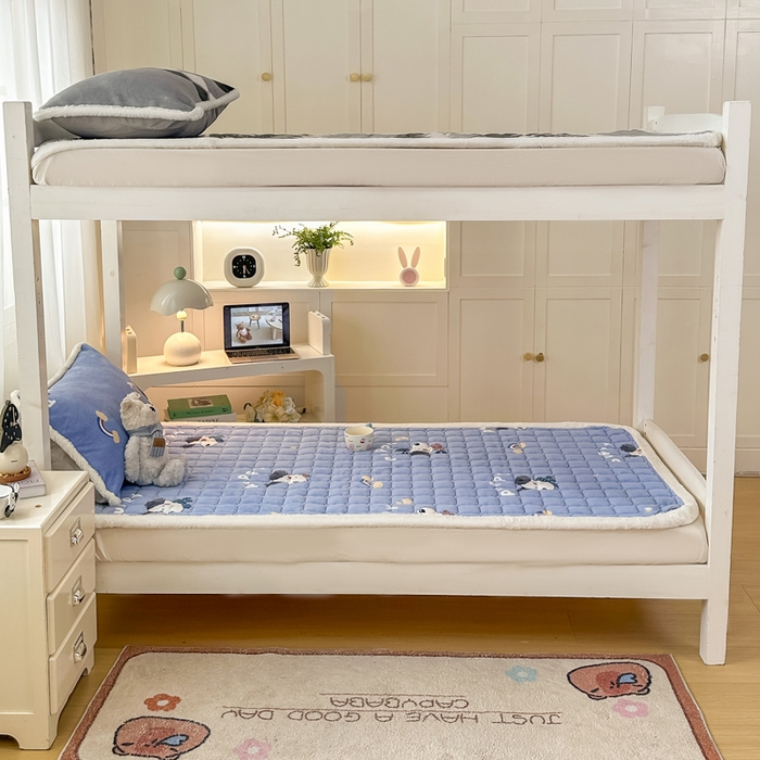 91家纺网 家纺一手货源 找家纺 梦初语 2025新款牛奶绒印花夹棉加厚款床护垫褥子学生宿舍-直播爆款（面料180克-夹棉200克-底布80克防滑滴塑布） 汪汪星球