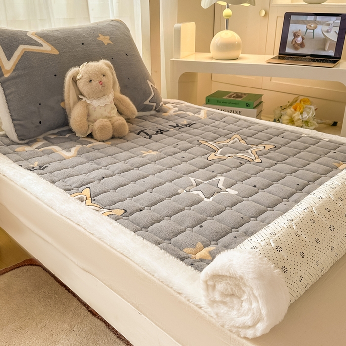 91家纺网 家纺一手货源 找家纺 梦初语 2025新款牛奶绒印花夹棉加厚款床护垫褥子学生宿舍-直播爆款（面料180克-夹棉200克-底布80克防滑滴塑布） 繁星