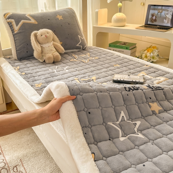 91家纺网 家纺一手货源 找家纺 梦初语 2025新款牛奶绒印花夹棉加厚款床护垫褥子学生宿舍-直播爆款（面料180克-夹棉200克-底布80克防滑滴塑布） 繁星