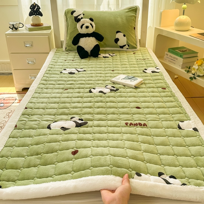 91家纺网 家纺一手货源 找家纺 梦初语 2025新款牛奶绒印花夹棉加厚款床护垫褥子学生宿舍-直播爆款（面料180克-夹棉200克-底布80克防滑滴塑布） 熊猫乐园