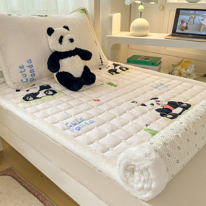 91家纺网 家纺一手货源 找家纺 梦初语 2025新款牛奶绒印花夹棉加厚款床护垫褥子学生宿舍-直播爆款（面料180克-夹棉200克-底布80克防滑滴塑布） 快乐Panda